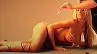 Nazarena Vélez desnuda en un backstage para revista erótica