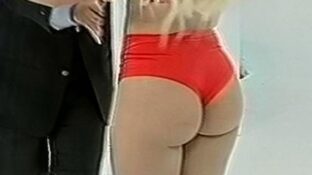 Alejandra Pradón y su culo cachetón en hot shorts rojos
