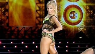 Candela Ruggeri sacando culo en mini shorts reggaeton hot damageinc famosas