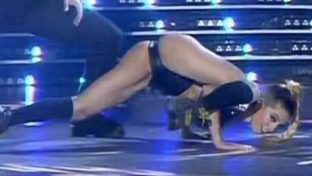 Cinthia Fernandez mostrando el papo en shorts baila reggaeton damageinc famosas