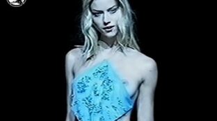 Nicole Neumann con una teta afuera en un desfile… oops !