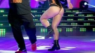 Sofia Macaggi in Bailando 2015 (sexy ass in street pop dance)
