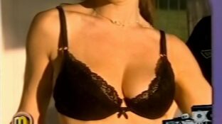 Celina Zambón tetas gigantes en lingerie negra El Megáfono TV damageinc videos