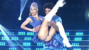 Melina Greco upskirt de papo en tanga y piernas hot en minifalda y botas Bailando 2015 TV damageinc videos