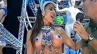 Natalia Fassi tetas desnudas con pezoneras carnaval Gualeguaychú 2003 damageinc videos