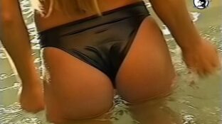Laura Panam Franco culo en tanga negra en la piscina damageinc videos