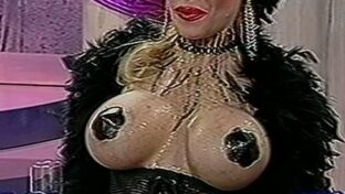 Silvia Suller tetas gigantes con pezoneras negras en TV damageinc videos
