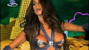 Andrea Campbell tetas con pezoneras oops areolas portfolio villana Sábado Bus TV damageinc videos