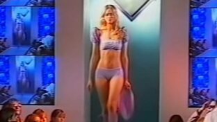Carola Del Bianco lingerie de encaje violeta desfile FTV damageinc videos