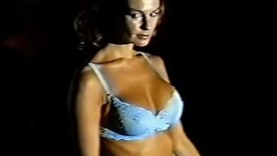 Fernanda Villaverde modelo tetas grandes desfile en lingerie erótica damageinc videos