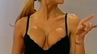 Paula Martínez con una areola afuera del escote oops Rompeportones TV damageinc videos
