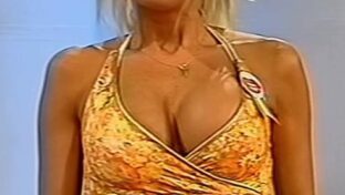 Paula Volpe rubia tetona y escotada Rompeportones TV damageinc videos