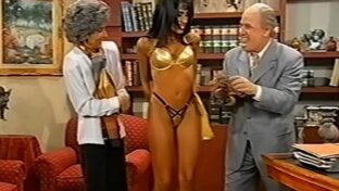 Marixa Balli en tanga y top dorado Imitaciones Peligrosas TV damageinc videos