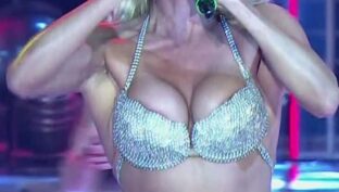 Iliana Calabro culazo en calzas negras y top escotado