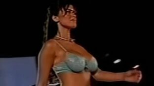 Silvina Luna tetona desfila corpiño encaje transparente Mar del Plata Moda Show 2003 damageinc videos