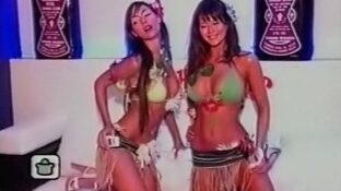 Karina Jelinek y Natalia Fassi en bikini posando para Hawaiian Tropic damageinc videos