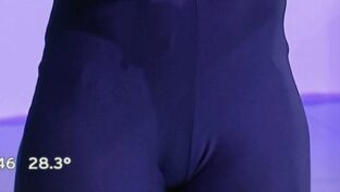 Cinthia Fernández marca papo cameltoe cajeta en catsuit azul Como Anillo al Dedo TV damageinc videos