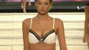 Victoria Ramos en lingerie Desfile Mar del Plata Moda Show 2016 damageinc videos