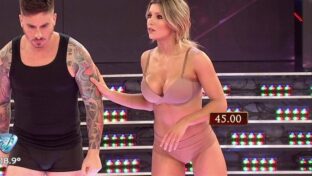 Laura Fernández en tanga y corpiño en la pista del Bailando 2015 TV damageinc videos
