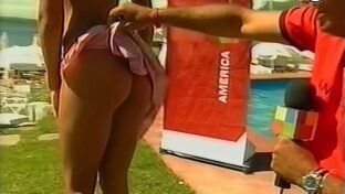 Mariana de Melo le levantan la pollera para mirarle el culo en TV damageinc videos