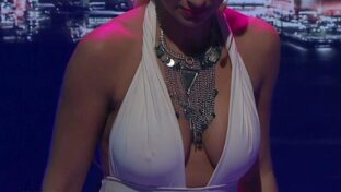 Ailén Bechara rubia tetona con escote hot y pezones bien duros y marcados damageinc videos