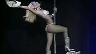 Dallys Ferreira piernas hot culo en tanga de vedette en la obra Deslumbrante damageinc videos