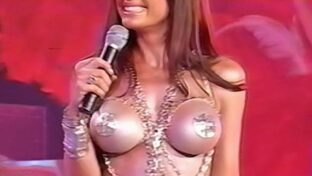 Daniela Cardone desnuda con pezoneras desfile vedette Hacete la América TV Susana Giménez TV lingerie damageinc videos