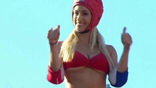 Estefania Berardi rubia tetas gigantes en bikini underboob Combate TV damageinc videos