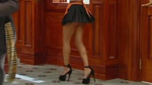 Noelia Marzol piernas hot en tacos altos y minifalda negra Polémica en el Bar TV damageinc videos