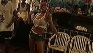 Laura Panam Franco en hot shorts y camiseta mojada mostrando las tetas en Teleshow TV damageinc videos