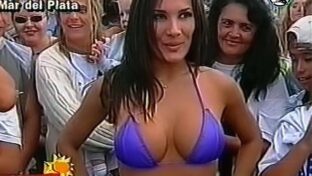Betina Capetillo en su bikini azul… una morocha bomba !