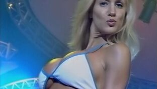 Desfile con las modelos más top de Argentina en TV (hot !!!)