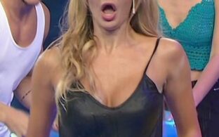 La Niña Loly Antoniale y Melina Pitra tetas escotadas Como Anillo al Dedo TV damageinc videos