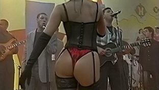 Tiazinha brasileña culona en tanga roja y lencería erótica en TV damageinc videos