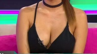 Barby Silenzi bien tetona y escotada en una entrevista damageinc videos