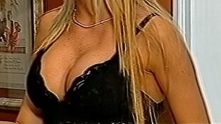 Paula Volpe rubia tetona en babydoll negro escotado Petardos TV damageinc videos