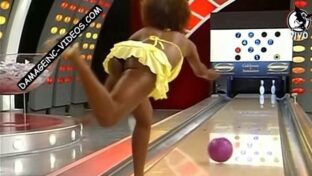 María Nela Sinisterra juega bowling con el culo al descubierto La Noche del Domingo TV damageinc videos