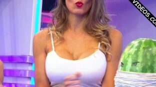 Tamara Bella rubia tetona en top blanco escotado Combate TV damageinc videos