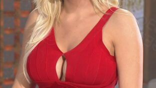 Charlotte Caniggia rubia tetona escotada vestidito rojo Susana Giménez TV damageinc videos