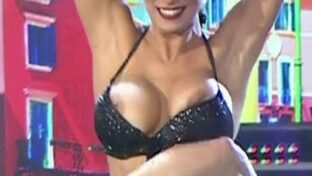 Flor Marcasoli baila con las tetas afuera… oops !!! [B17]