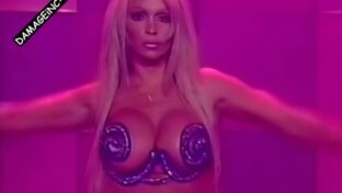 Dana Fleyser rubia de tetas grandes con pezoneras de vedette en Chile damageinc videos