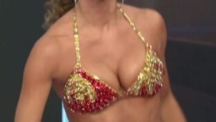 Anita Izaguirre bailarina tetona calentando a Tinelli Bailando 2017 TV damageinc videos