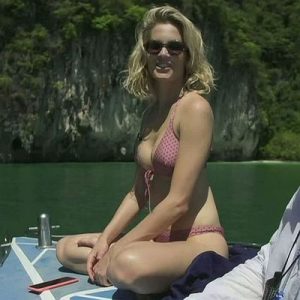 la modelo kiz solari en bikini en una lancha damageinc videos famosas