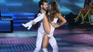 piernas sexy Camila Mendes Ribeiro Disco Bailando damageinc mujeres