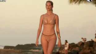 Liz Solari en bikini en la playa Resto del Mundo TV damageinc videos