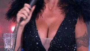 Florencia Peña final cleavage in Bailando 2018