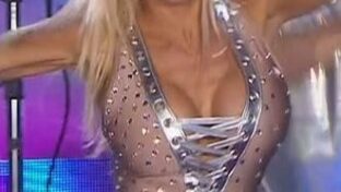 se le escapa una areola del escoteluciana salazar bailando 2019 damageinc videos