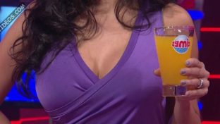Carolina Mitre huge tits cleavage in Pasion de Sabado