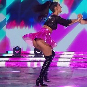 silvina escudero meneando el culo en minifalda cumbia bailando 2019 damageinc videos