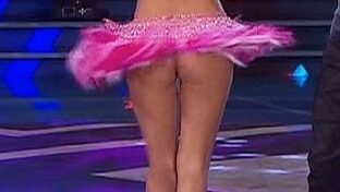 upskirt del culo y piernas de soledad fandiño en pollerita rosa bailando 2019 damageinc videos
